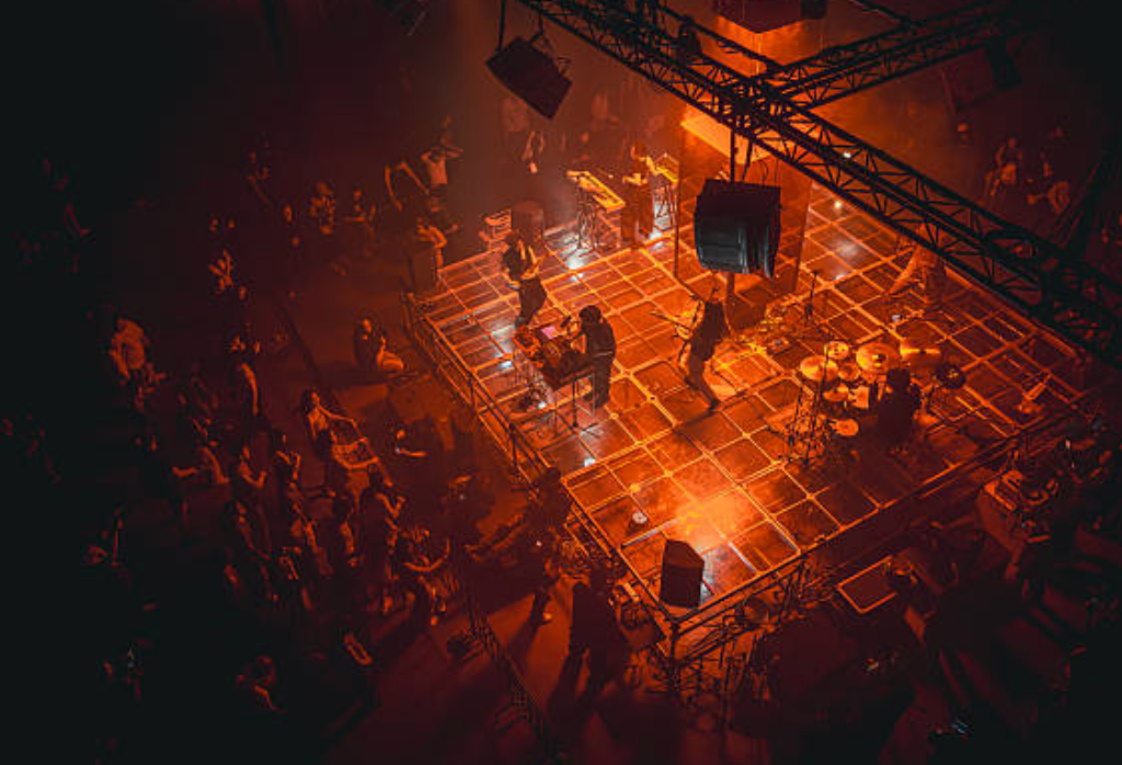 Banda tocando en un escenario, sin rostros identificables